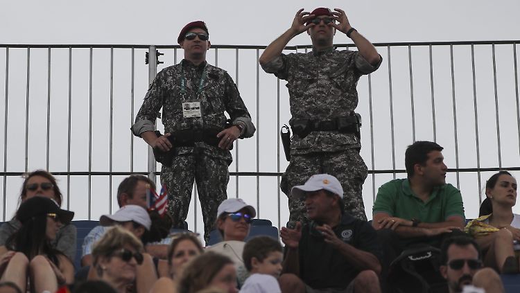 Brasilianische Soldaten am Pferdesport-Gelände