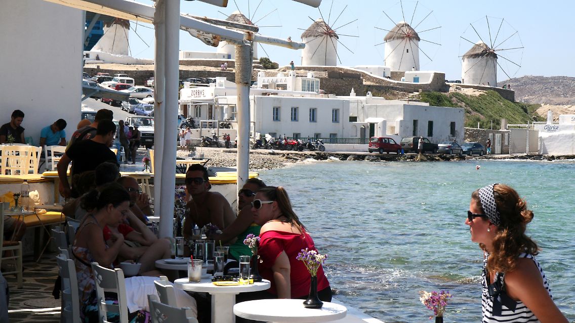 Energie tanken für die nächste Runde: Am Nachmittag erholen sich viele Touristen im Schatten von der Partynacht zuvor