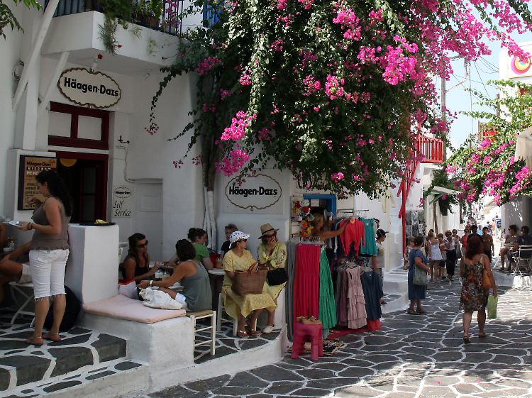 Kitsch und Kunst: In den engen Gassen von Mykonos finden Urlauber beides.