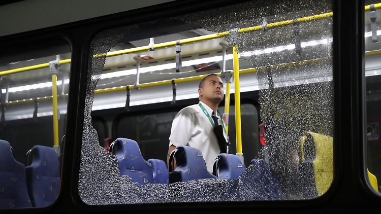 Ein Bus in Rio de Janeiro wurde mit Steinen beworfen und überfallen.