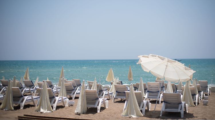 Reservierung per Handtuch unnötig: An vielen türkischen Stränden bleiben die Sonnenliegen in diesen Wochen frei. 