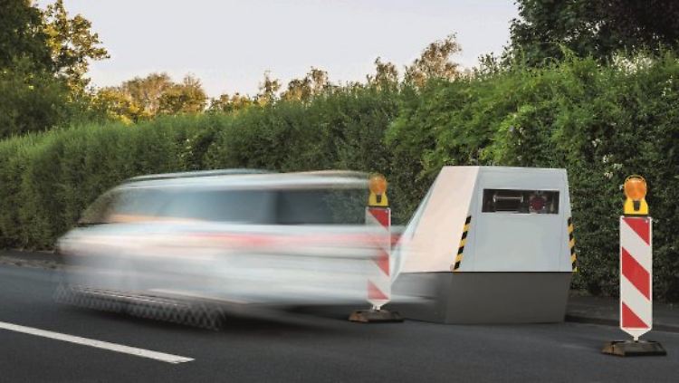 Der Enforcement Trailer kann die Geschwindigkeit aller vorbeirauschenden Fahrzeuge auf allen Fahrspuren gleichzeitig erfassen.