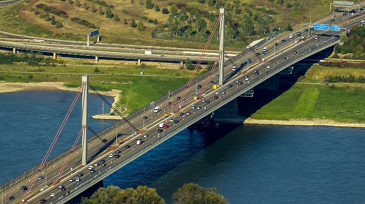 Täglich sind 120.000 Fahrzeuge auf der 1965 fertiggestellten Rheinbrücke unterwegs.