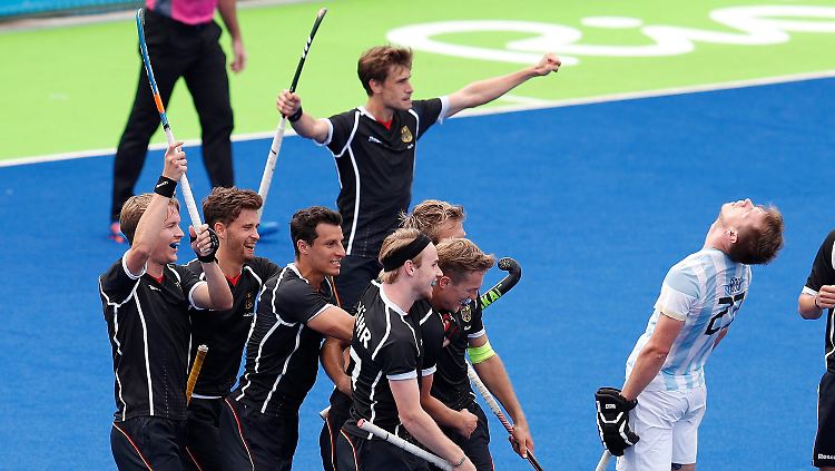 Das war knapp: Deutschlands Hockeyspieler bejubeln den späten Ausgleich gegen Argentinien.