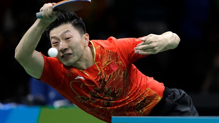 Ma Long verwendet als Schlägerhaltung den europäischen Shakehand-Stil.