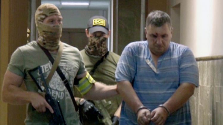 Terrorplot oder Inszenierung? Russische Agenten führen einen angeblichen ukrainischen Saboteur ab. 