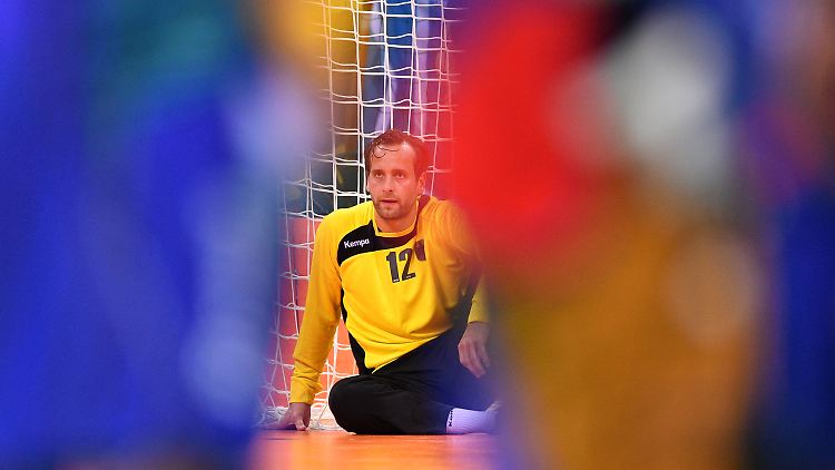 An Torwart Silvio Heinevetter lag's nicht, dass die deutsche Mannschaft gegen Brasilien verloren hat. 