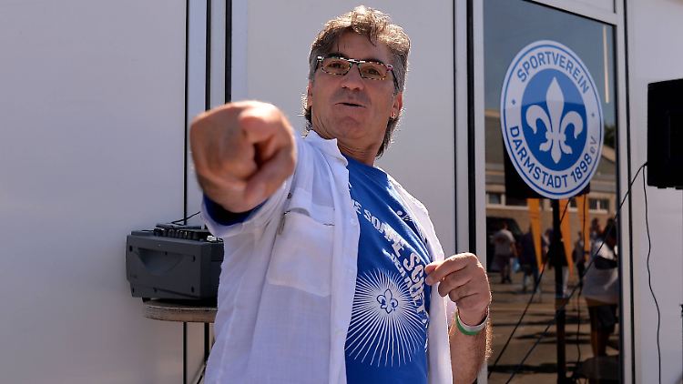 Mahnender Finger für die n-tv.de-Sportredaktion? Kult-Sänger Alberto Colucci ist mit unserer Prognose für seine "Lilien" vermutlich nicht ganz einverstanden.