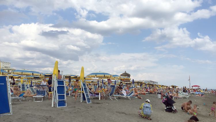 Liege, Sonnenschirm und ein bisschen Sonne: Dafür müssen Urlauber in Italiens Strandbädern viel zahlen.