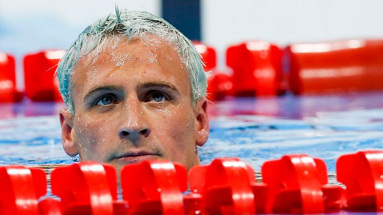 Mit grünem Schopf taucht Ryan Lochte aus dem Olympia-Becken auf.