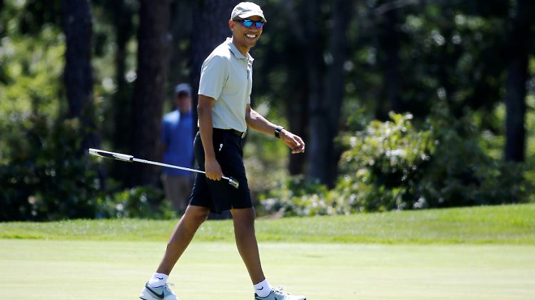 Der sportliche Präsident entspannt im Urlaub gerne bei einer Runde Golf.