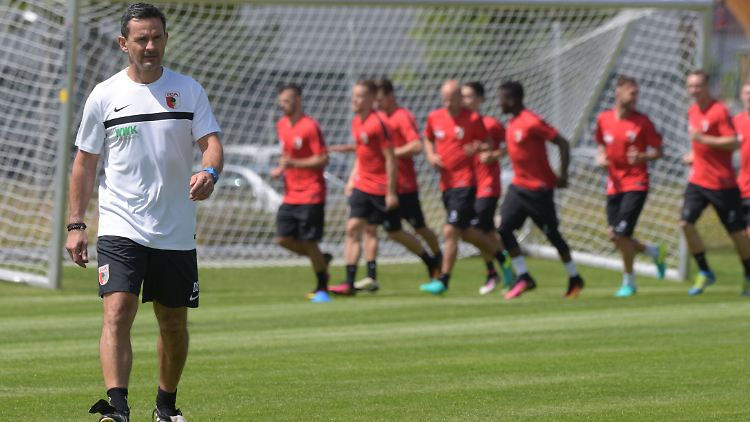 Dirk Schuster lässt die Mannschaft an den ersten Tagen hart trainieren.