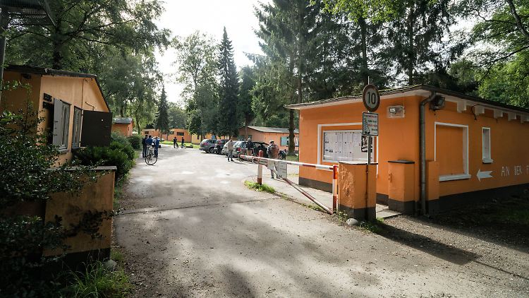 Die Staatsanwaltschaft Duisburg hatte drei Bewohner dieser Flüchtlingsunterkunft in Dinslaken festnehmen lassen.