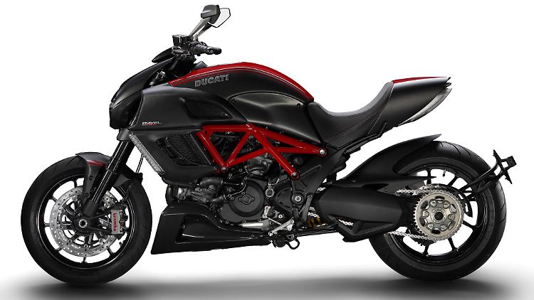 Ein mächtiger Tank und darunter ein noch mächtigerer Motor: Die Ducati Diavel zeigt ganz offen ihr Potenzial.