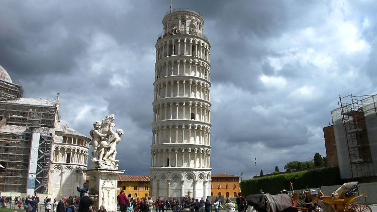Der schiefe Turm von Pisa ist eine Touristenattraktion in der Toskana.