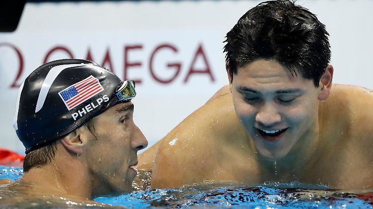 Joseph Schooling, rechts, bezwingt Rekordsieger Michael Phelps.