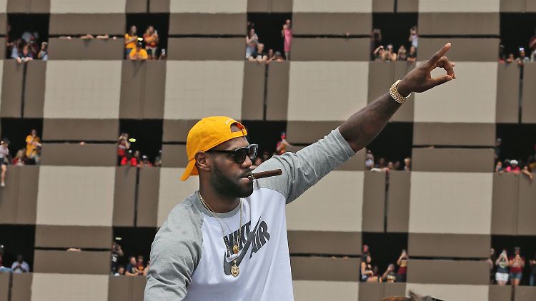 LeBron James lässt sich von den Fans in Cleveland feiern.