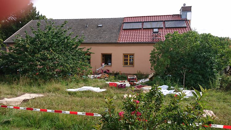 Die Ermittler sichern an dem Haus in Alt Rehse Spuren.