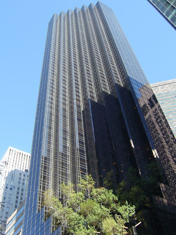 Wie viele Stockwerke? Der Trump Tower steht in Manhattan an der Fifth Avenue/56th Street. Wer vorbeikommt, könnte mal eben nachzählen.