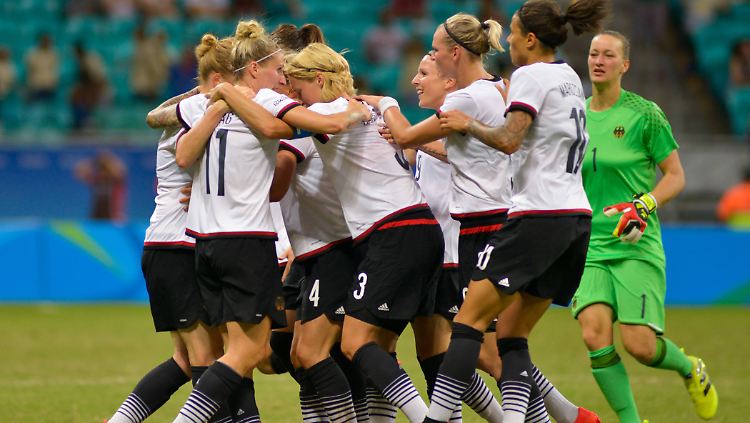 Auf ins Halbfinale: Deutschlands Fußballerinnen feiern in Salvador.