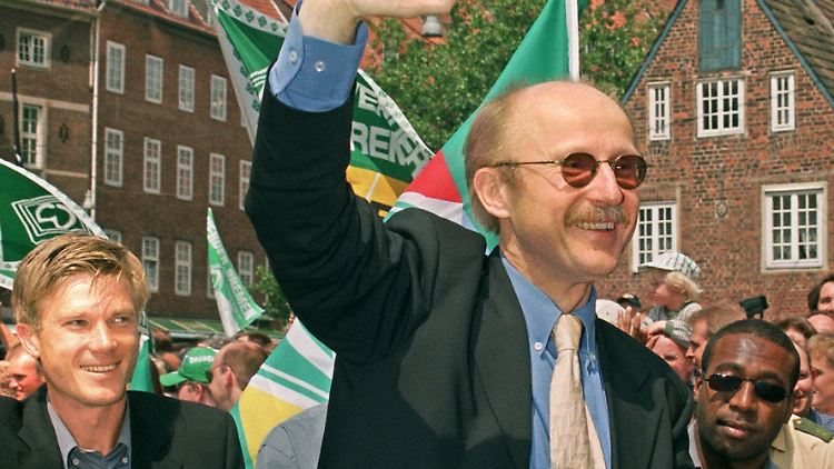 Willi Lemke bei der DFP-Pokalsieger-Feier auf dem Bremer Rathausplatz im Jahr 1999