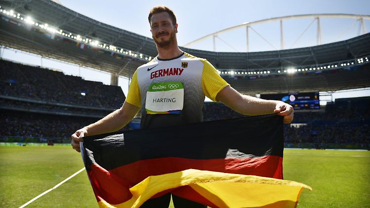 Stolz feiert er seinen Olympiasieg: Christoph Harting.
