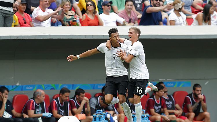 Matthias Ginter (r.) gratuliert Davie Selke zu dessen Tor.