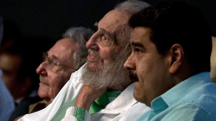 Fidel Castro mit seinem Bruder Raúl  (l) und Venezuelas Präsident Maduro (r.).