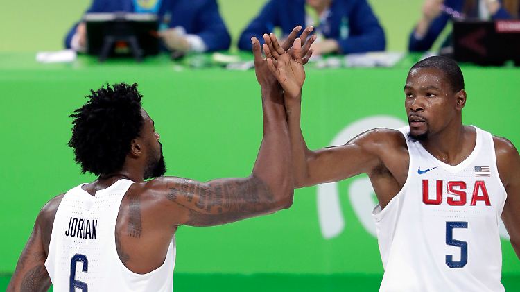 DeAndre Jordan und Kevin Durant klatschen sich ab.