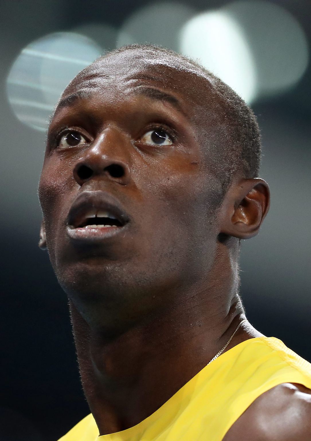 Usain Bolt klopft sich kurz mit der rechten Faust auf die rechte Brust, als er über die Ziellinie läuft. Er weiß, was er tut, ist sich seiner Sache sicher. 