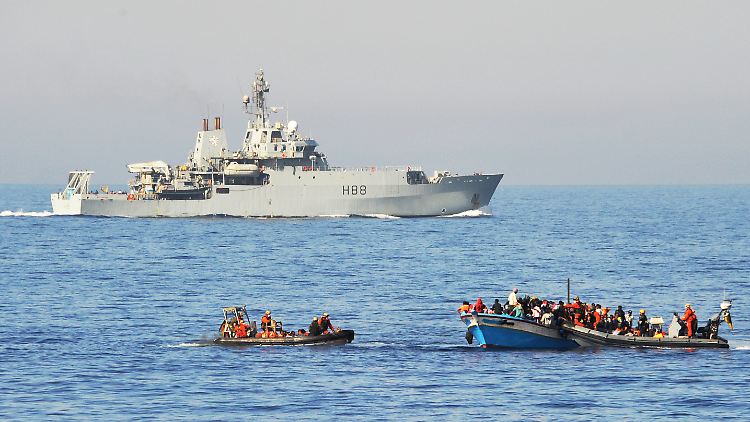 Flüchtlinge, die von der Bundeswehr oder anderen europäischen Marine-Einheiten im Mittelmeer aufgegriffen werden, werden bislang zunächst nach Europa gebracht. 
