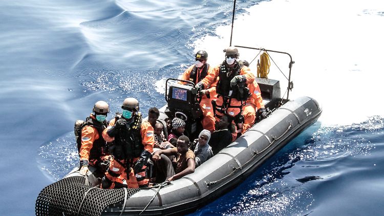 Seit Mai 2015 haben Bundeswehrsoldaten bereits mehr als 17.000 Menschen aus dem Mittelmeer gerettet.