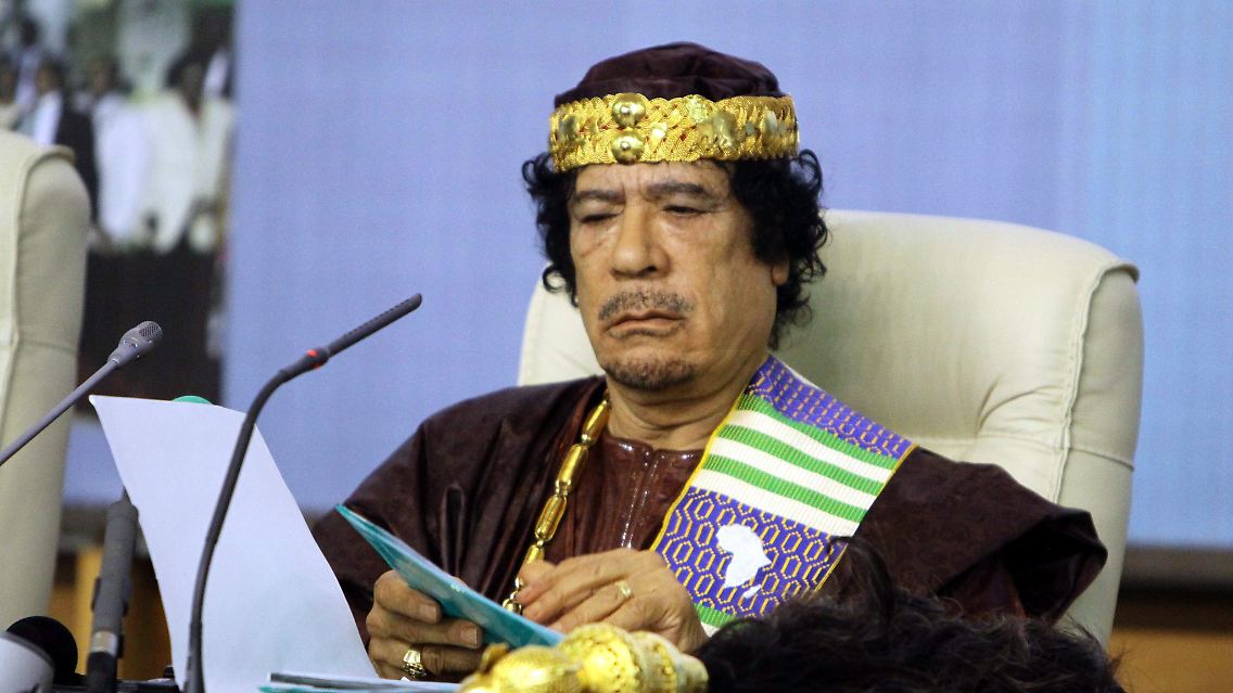 Libyens Machthaber Gaddafi bilanziert und könnte denken: Der Ölpreis ist mir noch zu niedrig. (Archivbild)