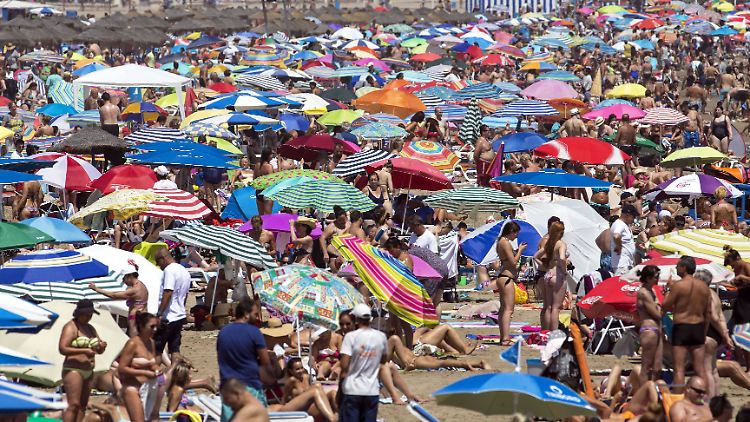 Wer sich morgens einen Platz am Strand reserviert, muss in Spanien aufpassen, dass er nicht erwischt wird.