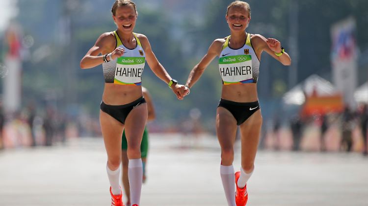 Perfekte Inszenierung einer Schwesterliebe: Lisa und Anna Hahner beim Zieleinlauf des olympischen Marathons.