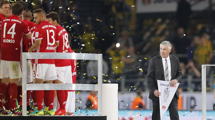 Da ist das Ding: Im ersten Pflichtspiel mit dem FC Bayern gewinnt Carlo Ancelotti gleich seinen ersten Titel.