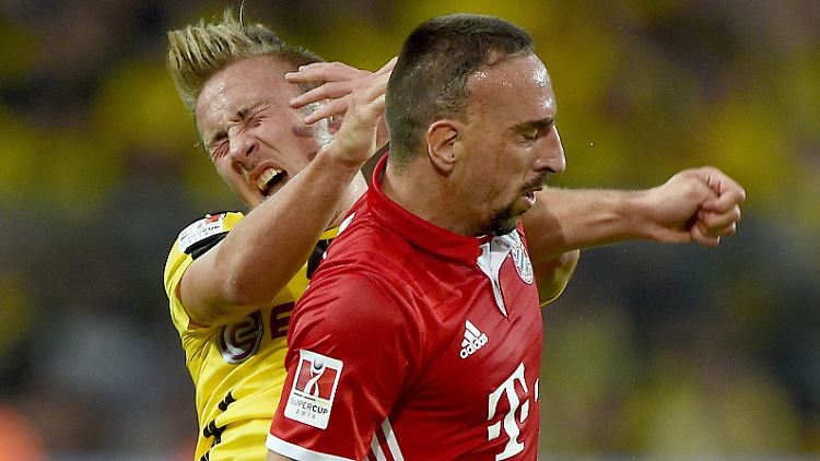 Die Aufregerszene: Passlack fällt zu Boden, nachdem er von Ribérys Schlag getroffen wird.