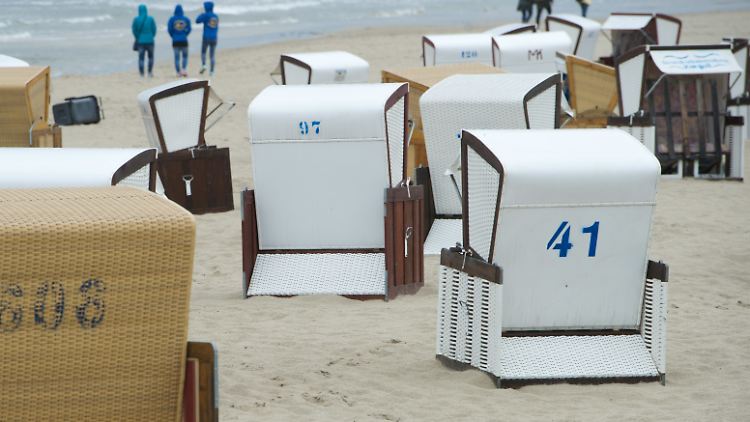 Ostseeurlauber müssen derzeit für alle Wetterlagen gewappnet sein.