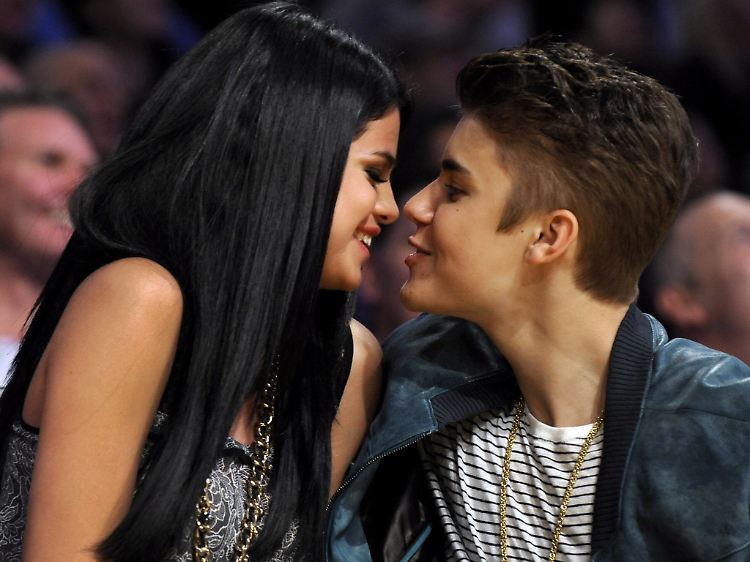 Das war einmal: Gomez und Bieber beim Besuch eines Basketballspiels im April 2012.