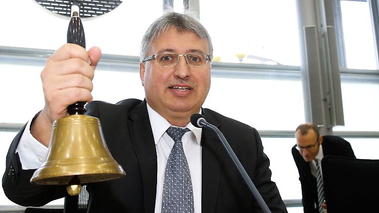 Der Landtag sucht nach dem Rücktritt Güssaus einen neuen Präsidenten - der etwa die Glocke betätigt.