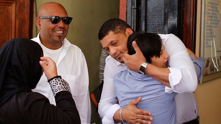 Morne und Celeste Nurse (r.), die biologischen Eltern des entführten Kindes, nach der Verhandlung in Kapstadt.