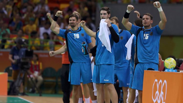 Geschafft: Deutschlands Handballer stehen als Gruppensieger im olympischen Viertelfinale.