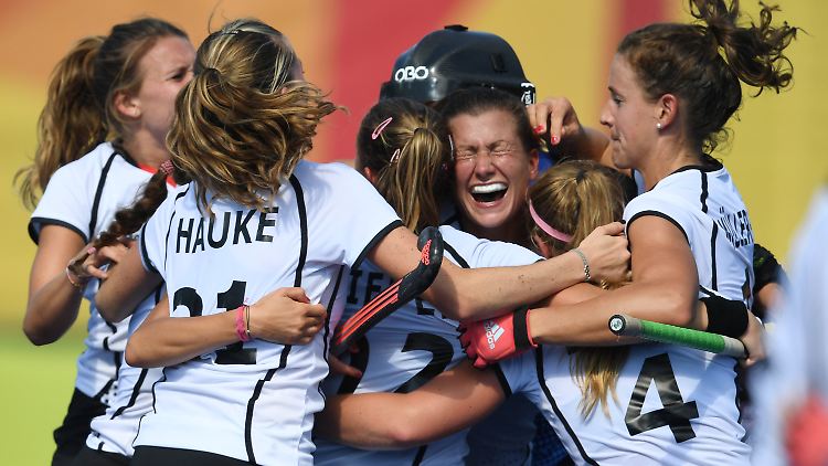 Jubel, Trubel - Halbfinale: Deutschlands Hockeyspielerinnen feiern in Rio.