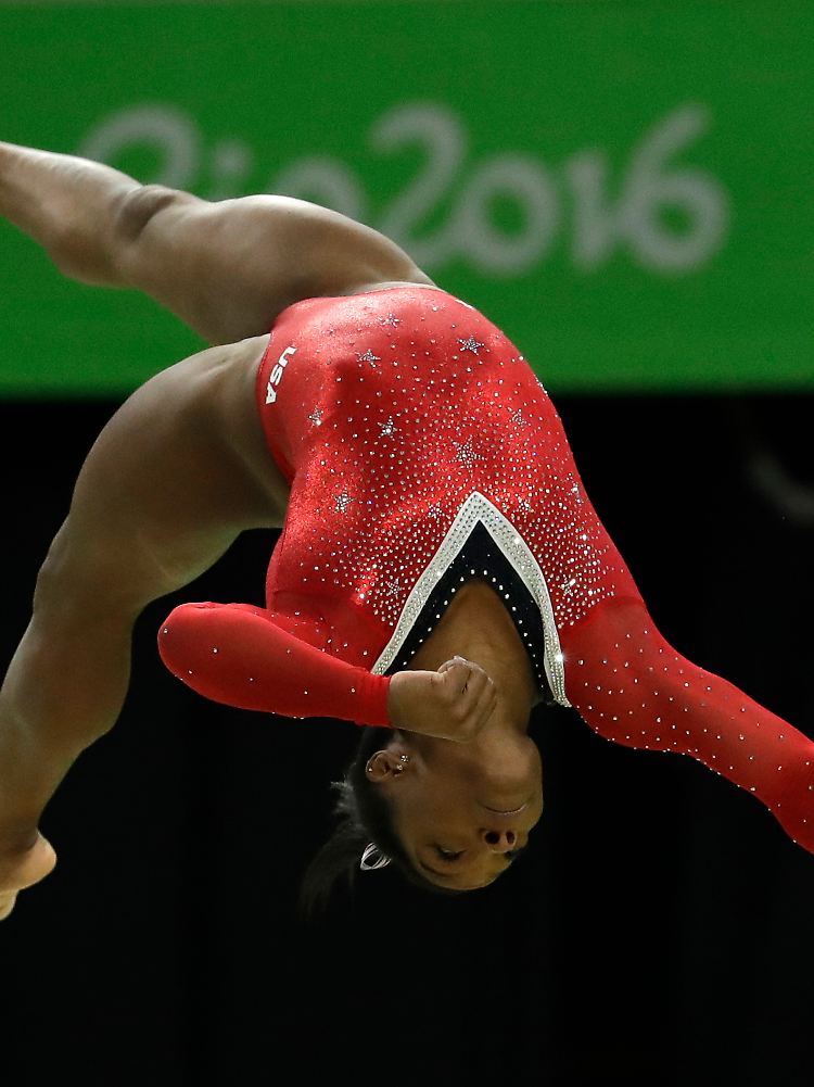 Biles wird für ihre Athletik gelobt, am Schwebebalken vollführt sie atemberaubende Sprünge.