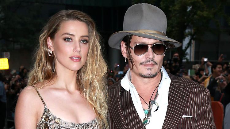 Mit seiner abgehackten Fingerkuppe soll Johnny Depp eifersüchtige Botschaften an Amber Heard geschrieben haben.