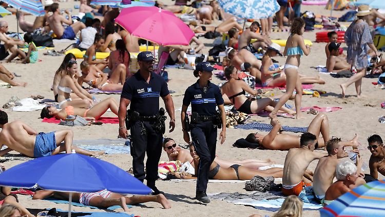 Polizisten patrouillieren am Strand von Cannes.