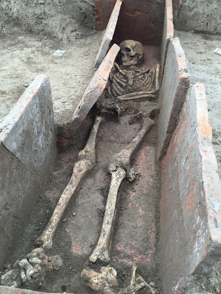 Ein freigelegtes Skelett in einem Grab des riesigen römischen Gräberfeldes der antiken römischen Stadt Viminacium im heutigen Serbien.