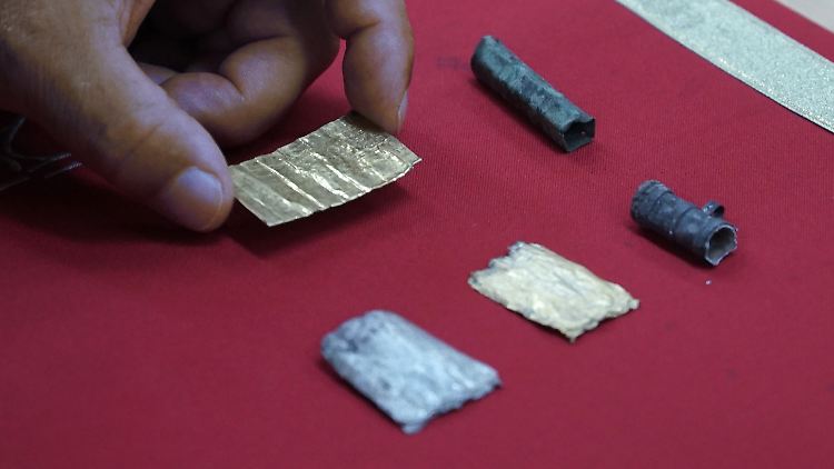 Die goldenen und silbernen Blättchen waren unter anderem in Bleikapseln aufgerollt.
