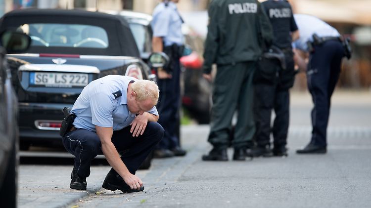 Die Polizei sucht in der Flandrischen Straße in Köln nach Spuren.