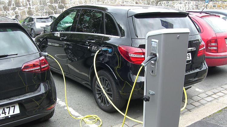 Bisher ist das Aufladen von E-Autos zeitaufwendig. Neue Superkondensatoren sollen das ändern.